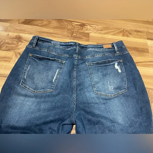 Judy Blue Boyfriend Fit Ripped Jean 22W - Picture 8 of 9